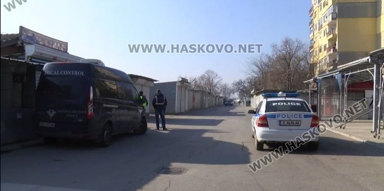 Съвместна акция на Националната агенция за приходите и полицията се е провела тази сутрин на димитровградския пазар