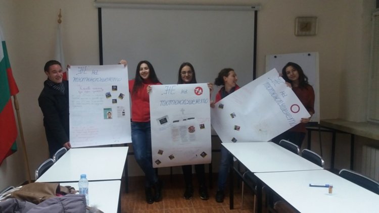 Младежи просветяват връстници за риска от тютюнопушенето