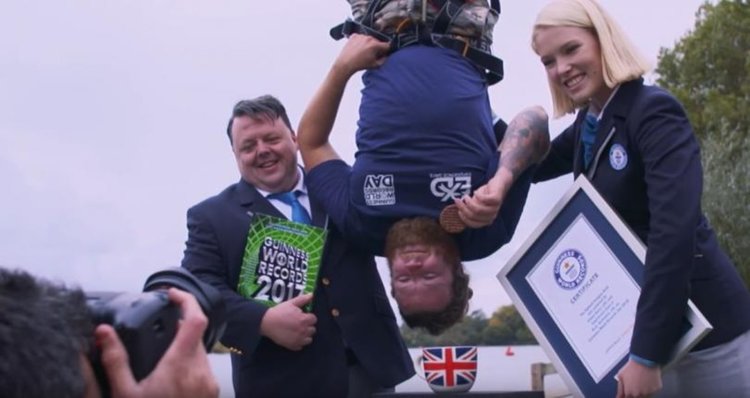 Британец потопи бисквита в чай при скок от 73 м (видео)