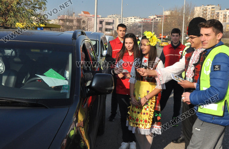 Младежи и полицаи озаптяват шофьори с цветя пред Икономиката