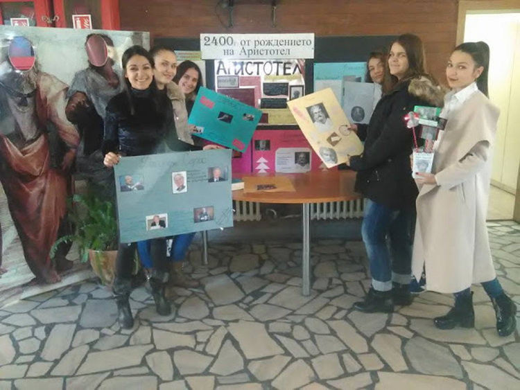 Аристотел и Платон "философстват" в коридорите на Езиковата