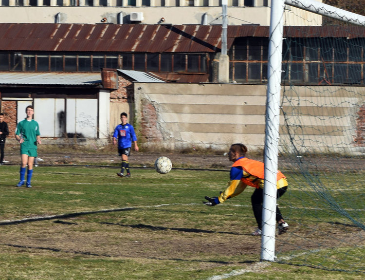                Оспорвани полуфинали на общинското по футбол за ученици