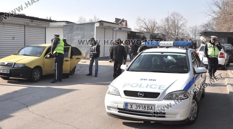 Полицейски автомобили и коли на данъчните и днес бяха разположени на изходите на Неделен пазар в Димитровград