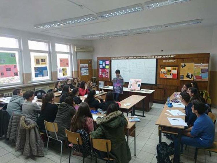 Аристотел и Платон "философстват" в коридорите на Езиковата