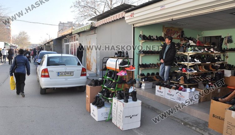 Неделен пазар почти затворен и в събота, акцията там продължава