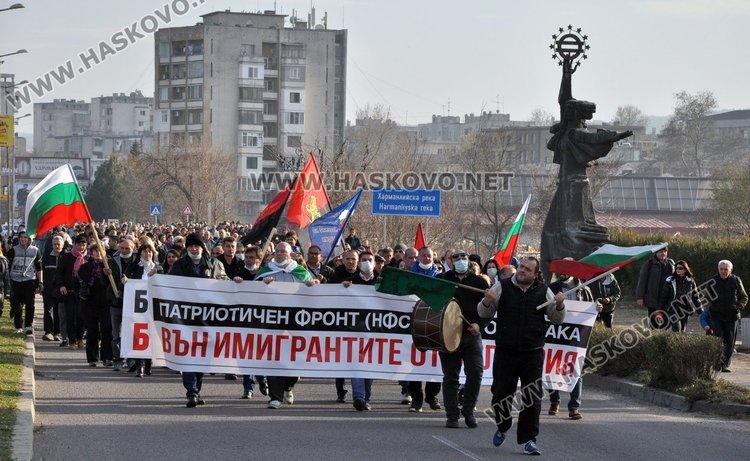 Маскирани харманлийци поискаха оставката на шефа на ДАБ и закриване на бежанския лагер