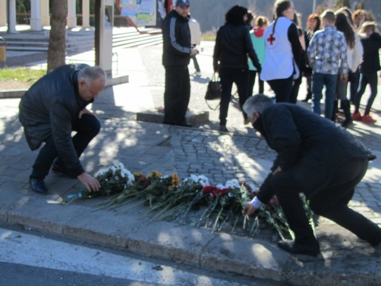 Смолян почете паметта на загиналите при катастрофи с цветя и сирени