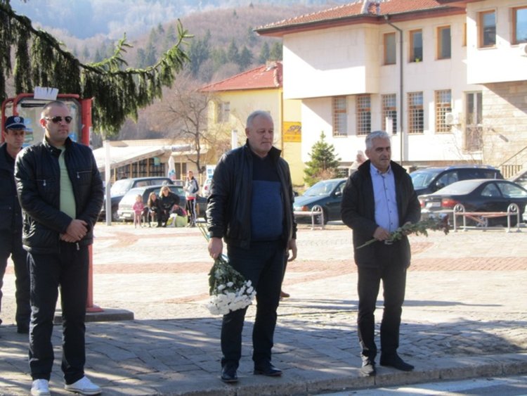 Смолян почете паметта на загиналите при катастрофи с цветя и сирени