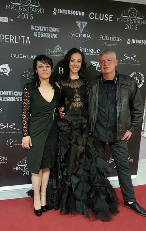 Мария позира с родителите си, които я подкрепяха докрай за конкурса