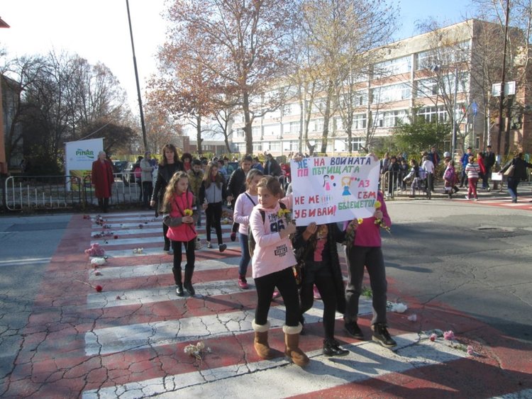 Кирилометодиевци отбелязаха Световния ден за възпоменание на жертвите от ПТП