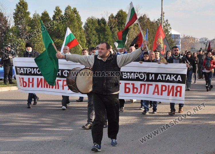 Маскирани харманлийци поискаха оставката на шефа на ДАБ и закриване на бежанския лагер