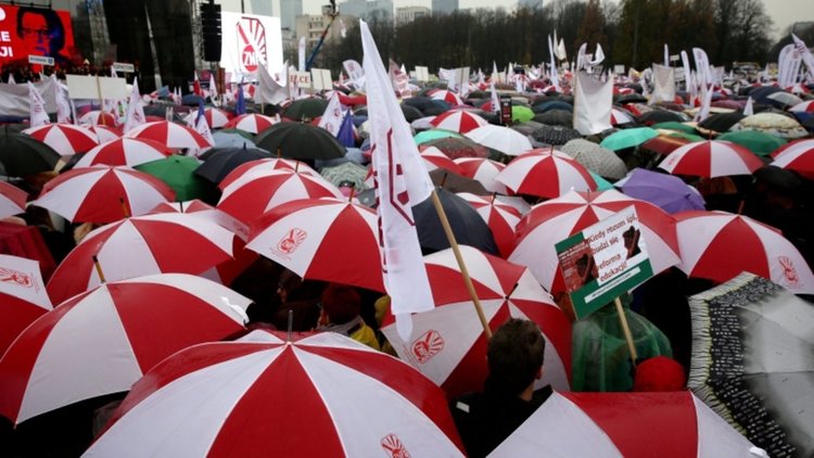 „Не на хаоса в училищата”, скандираха хиляди протестиращи в Полша