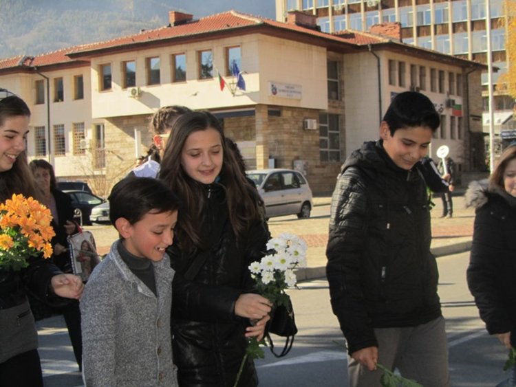 Смолян почете паметта на загиналите при катастрофи с цветя и сирени
