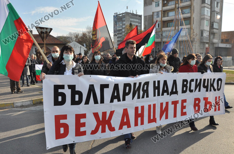 Маскирани харманлийци поискаха оставката на шефа на ДАБ и закриване на бежанския лагер