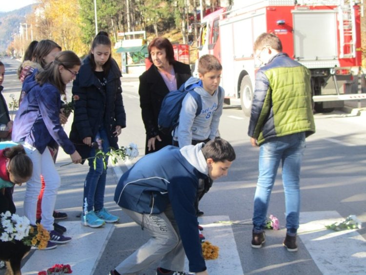 Смолян почете паметта на загиналите при катастрофи с цветя и сирени