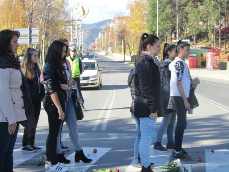 Смолян почете паметта на загиналите при катастрофи с цветя и сирени