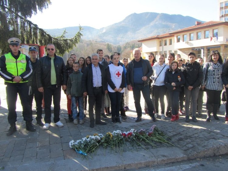 Смолян почете паметта на загиналите при катастрофи с цветя и сирени