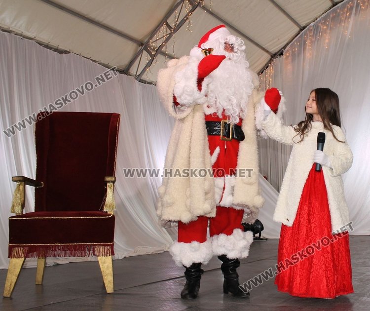 През 2014 г. светлините на коледното дърво бяха запалени при гостуването на Крисия