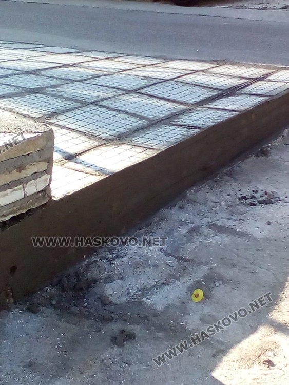 Читатели: Направиха непристъпен тротоар на ул. “Бузлуджа“