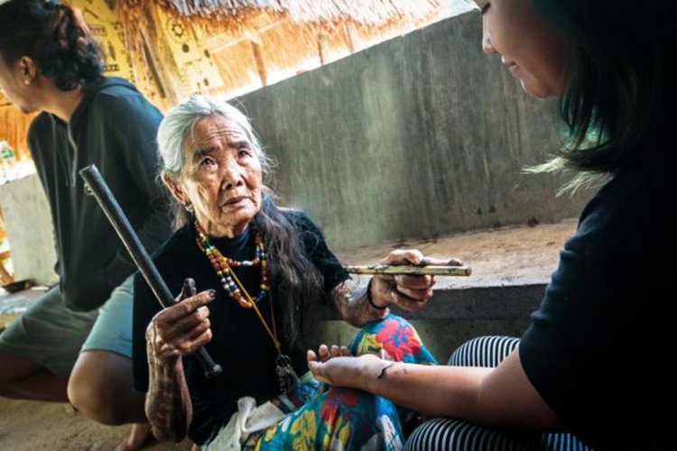 Тя е на 97 и е най-възрастният татуист в света!