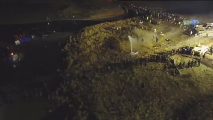 Масов бой на протестиращи с полицията заради нефтопровода в Северна Дакота (видео)