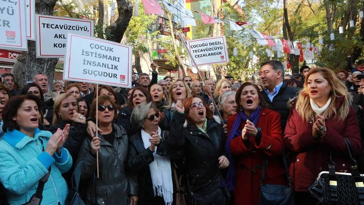 Протести в Турция срещу закон, който легализира секса с деца (видео)