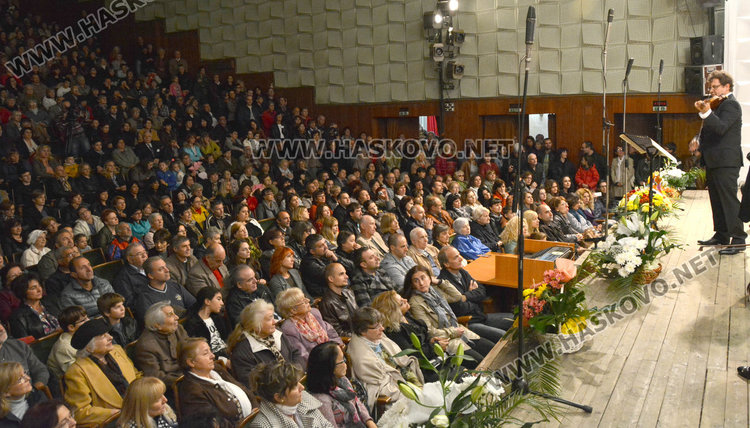 Толкова пълна залата в "Заря" може да бъде след половин година. Културата в Хасково е зазимена