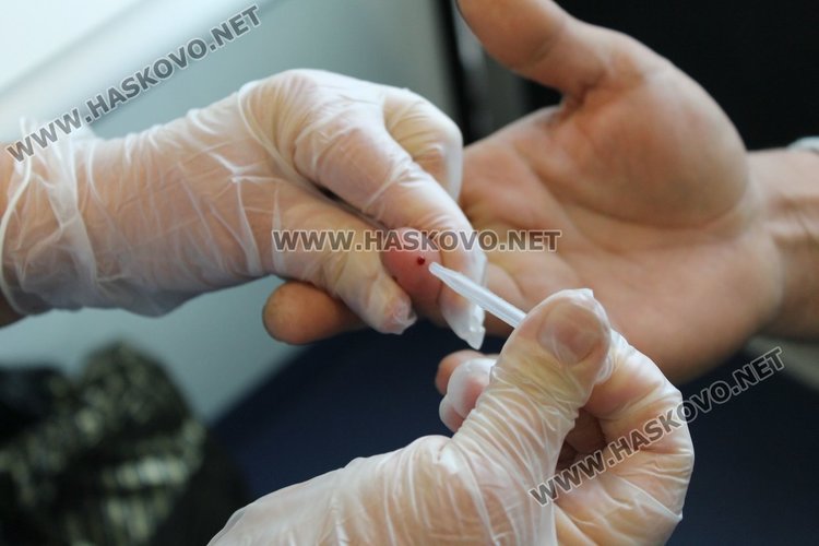 Мобилен екип на Регионалната здравна инспекция - Хасково проведе днес безплатно и анонимно изследване за СПИН в кв.Изток