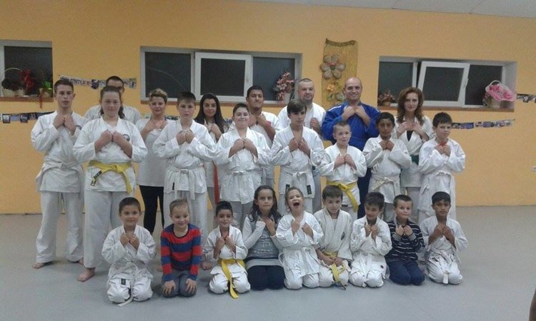 В жестока конкуренция: Смолянски състезатели грабнаха 10 медала от фестивал на бойните изкуства 