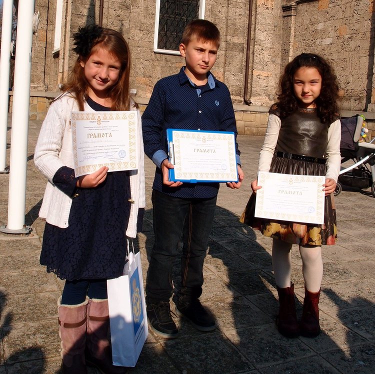 Славейковци се представиха достойно в третия конкурс за стихотворение, есе и рисунка по повод Въведение Богородично и Ден на християнското семейство