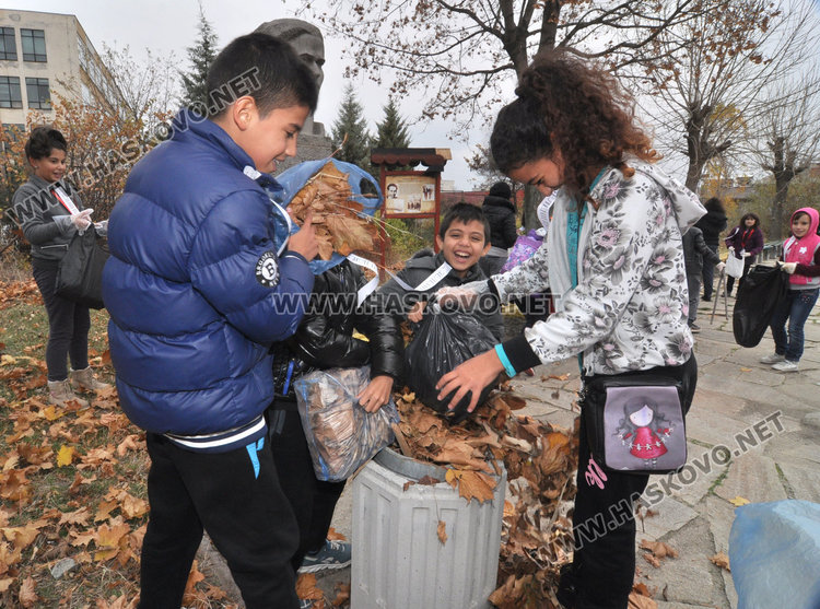 Почистиха Строителната гимназия, направиха изложба от отпадъци