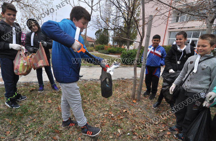 Почистиха Строителната гимназия, направиха изложба от отпадъци