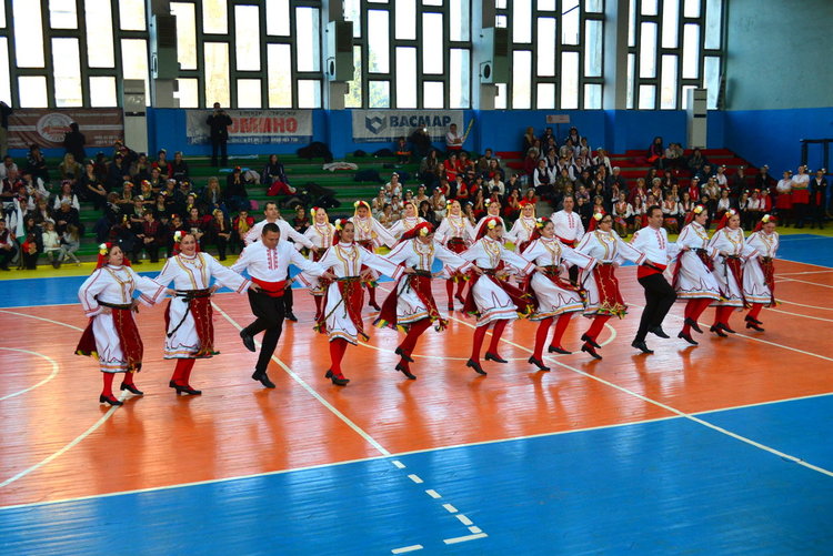 Любителски фолклорни ансамбли се надиграват за трета година в Кърджали 