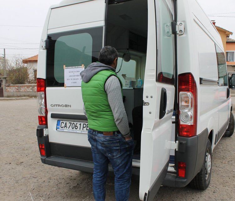 Изследваха за СПИН жителите на ромския квартал "Изток"