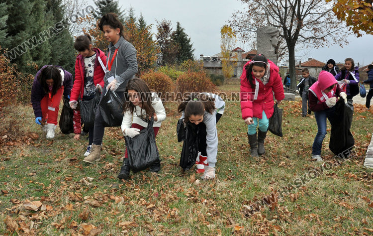 Почистиха Строителната гимназия, направиха изложба от отпадъци