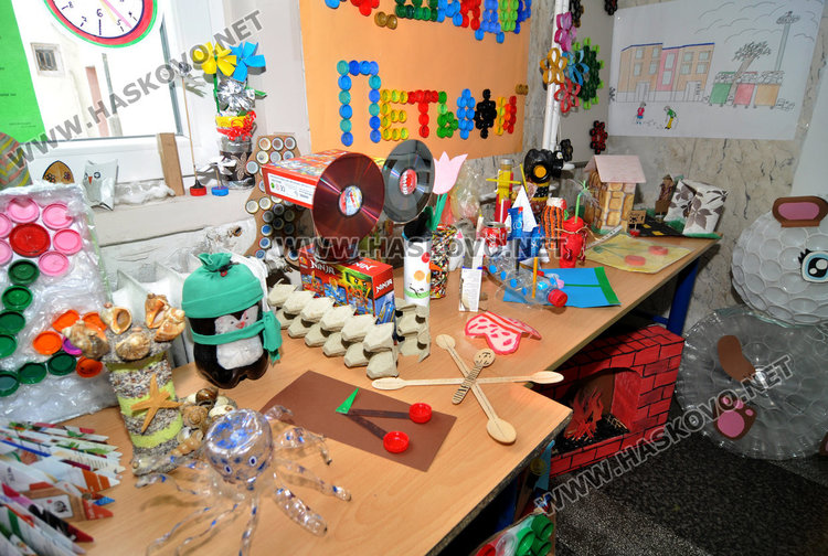 Почистиха Строителната гимназия, направиха изложба от отпадъци