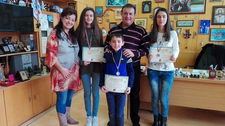 Пълни комплекти медали за славейковските математици