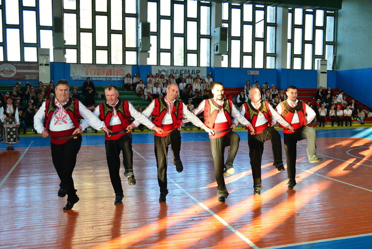 Любителски фолклорни ансамбли се надиграват за трета година в Кърджали 