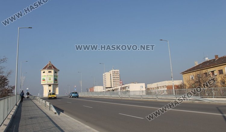 Целият булевард "Трети март" и района на новото кръгово кръстовище около Водната кула вече е с улично LED осветление