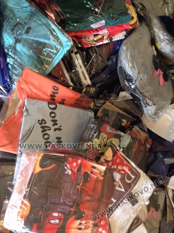 Митницата наряза хиляди дрехи менте