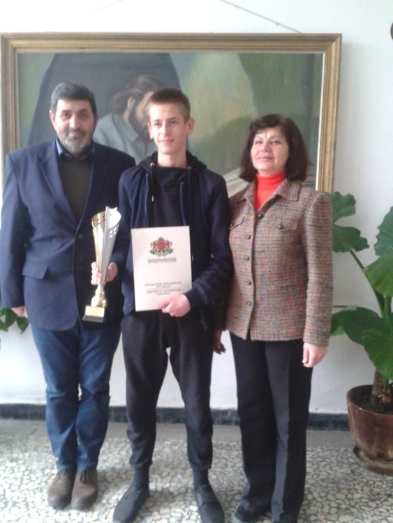 Математиците от СУ “Отец Паисий“ грабнаха купата по математика 