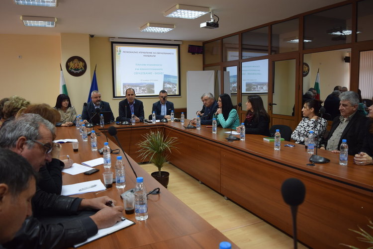 Машиностроенето и леката промишленост не привличат учащите се,няма производствена практика