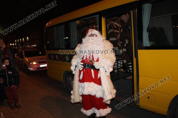 Миналата година Дядо Коледа пристигна с училищен автобус