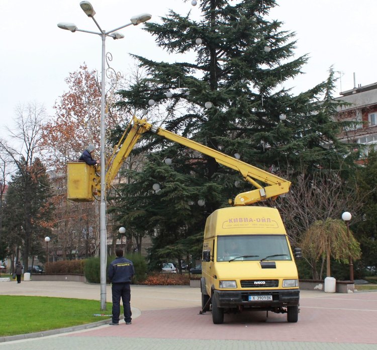 Прави се и профилактика на коледната украса из града