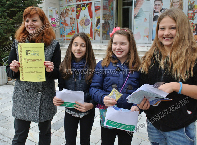 Деца събират стара хартия, купуват дръвчета за Младежки център