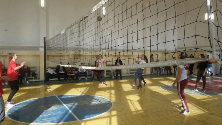 Волейболен турнир за девойки развихри страстите в Професионалната гимназия