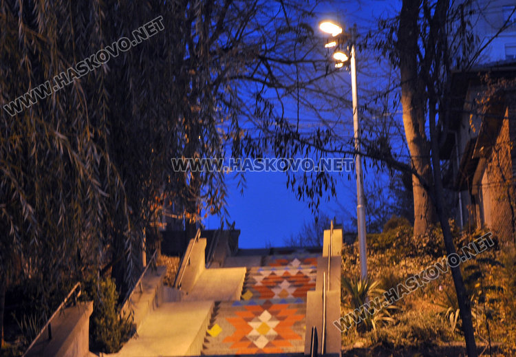 Шареното стълбище в Хасково грейна с осветление