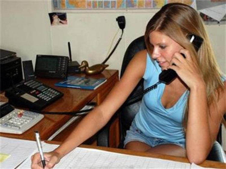 Търси се под дърво и камък секретарка с висше образование и…дълги крака