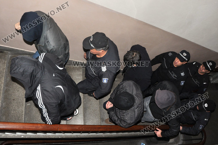 Свобода срещу 5 бона за арестуваните полицаи и митничари, реши съдът   