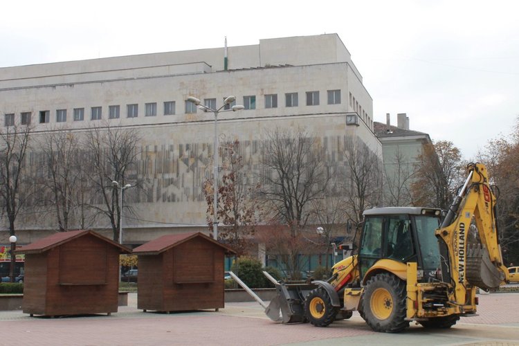 Днес започна и разполагането на дървените къщички на площад "България"